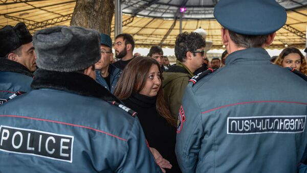 Стычка между сотрудниками полиции и противниками сноса кафе на площади Свободы (14 марта 2019). Еревaн - Sputnik Армения