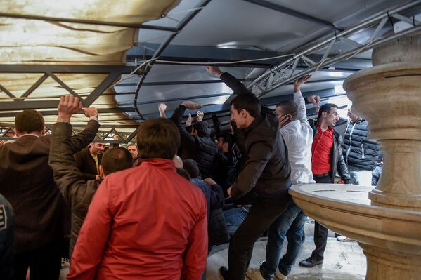Противники сноса кафе на площади Свободы под куполом кафе (14 марта 2019). Еревaн Противники сноса кафе на площади Свободы под куполом кафе (14 марта 2019). Еревaн - Sputnik Армения