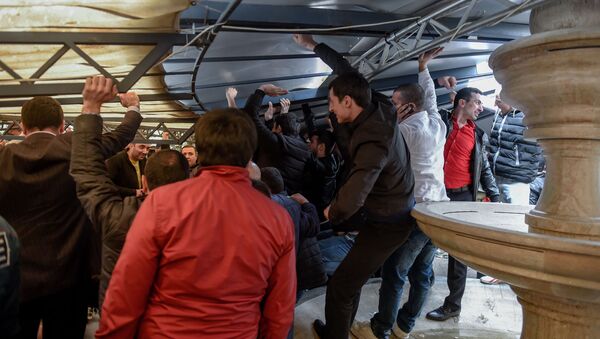 Противники сноса кафе на площади Свободы под куполом кафе (14 марта 2019). Еревaн - Sputnik Արմենիա