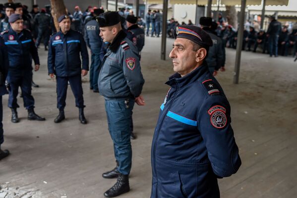 Сотрудники полиции перед демонтированным кафе на площади Свободы (14 марта 2019). Еревaн - Sputnik Армения