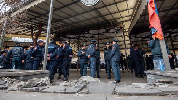 Сотрудники полиции перед демонтированным кафе на площади Свободы (14 марта 2019). Еревaн - Sputnik Արմենիա