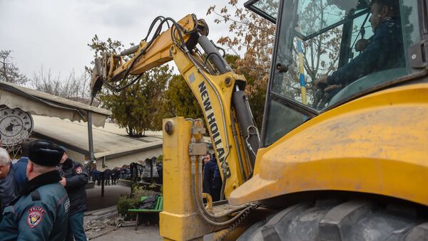Городские власти демонтируют кафе на территории площади Свободы (14 марта 2019). Еревaн - Sputnik Արմենիա