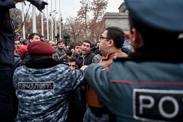 Стычка между сотрудниками полиции и противниками сноса кафе на площади Свободы (14 марта 2019). Еревaн Стычка между сотрудниками полиции и противниками сноса кафе на площади Свободы (14 марта 2019). Еревaн - Sputnik Армения