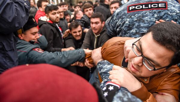 Стычка между сотрудниками полиции и противниками сноса кафе на площади Свободы (14 марта 2019). Еревaн - Sputnik Արմենիա