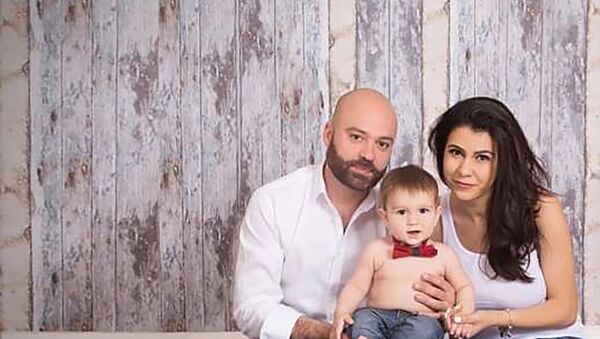 Федерико Тарабелла с супругой и сыном - Sputnik Армения