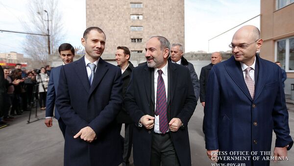 Премьер-министр Никол Пашинян посетил открытие жилого здания в общине Шенгавит (18 марта 2019). Еревaн - Sputnik Արմենիա