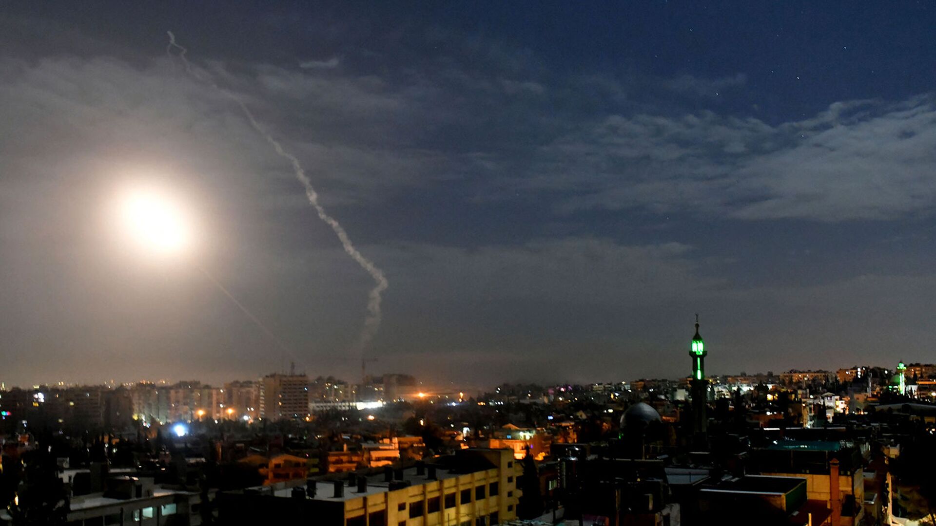 Ракеты, летящие в небе рядом с международным аэропортом в Дамаске (21 января 2019). Сирия - Sputnik Армения, 1920, 22.07.2021