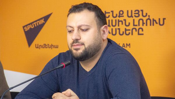 Денис Саркисян на пресс-конференции Почему разошлись дороги фан-клуба Red Eagles и ФФА? - Sputnik Армения