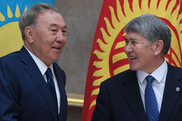 Президенты Казахстана и Киргизии Нурсултан Назарбаев и Алмазбек Атамбаев во время встречи перед заседанием ВЕЭС (14 апреля 2017). Бишкек Президенты Казахстана и Киргизии Нурсултан Назарбаев и Алмазбек Атамбаев во время встречи перед заседанием ВЕЭС (14 апреля 2017). Бишкек - Sputnik Армения