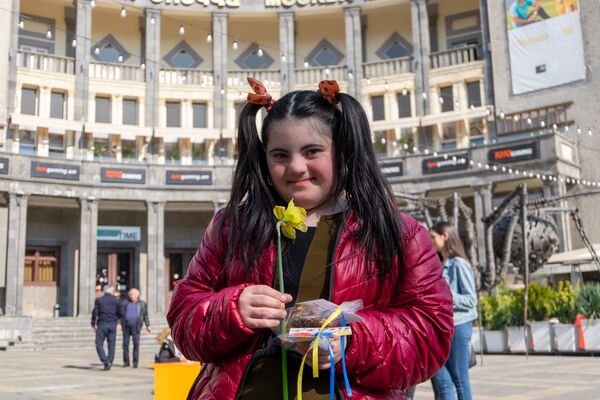 Жить под одним солнцем в Армении, или Сила добра лишней хромосомы Жить под одним солнцем в Армении, или Сила добра лишней хромосомы - Sputnik Армения