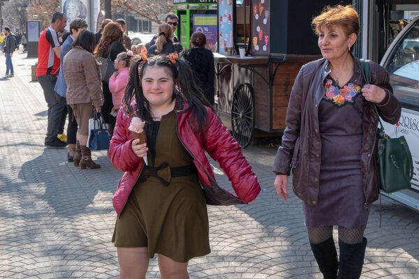 Жить под одним солнцем в Армении, или Сила добра лишней хромосомы Жить под одним солнцем в Армении, или Сила добра лишней хромосомы - Sputnik Армения