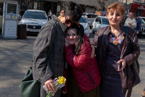 Жить под одним солнцем в Армении, или Сила добра лишней хромосомы Жить под одним солнцем в Армении, или Сила добра лишней хромосомы - Sputnik Армения