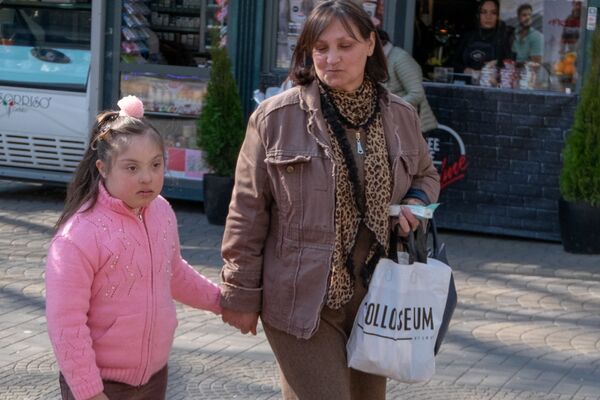 Жить под одним солнцем в Армении, или Сила добра лишней хромосомы Жить под одним солнцем в Армении, или Сила добра лишней хромосомы - Sputnik Армения