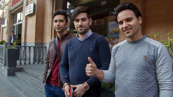Туристы из Ирана Мехмед Миджаби, Мухаммед Мехмани и Мехмед Михмани (слева направо) на улице Амиряна - Sputnik Արմենիա