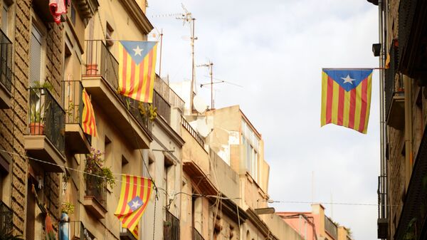 Флаги Испании и Каталонии на одной из улиц Барселоны накануне внеочередных выборов в каталонский парламент (19 декабря 2017). Барселона - Sputnik Армения