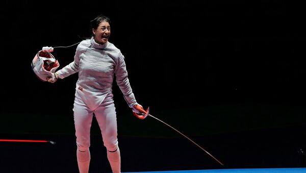 Яна Егорян празднует победу над Ольгой Харлан в полуфинале женского индивидуального сабельного фехтования на летних Олимпийских играх 2016 года (8 августа 2016). Рио-де-Жанейро - Sputnik Արմենիա