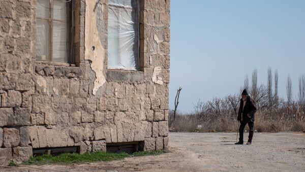 Аварийное здание в селе Ленуги, Армавир - Sputnik Армения