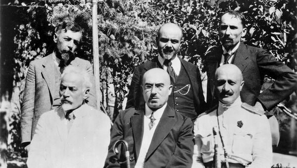 Члены правительства Александра Хатисова:  сидят (слева направо) А. Саакян, А. Хатисов, Х. Араратов; стоят: Н. Агбалян, A. Гюлханданян, C. Араратян. (1 октября 1919) - Sputnik Արմենիա