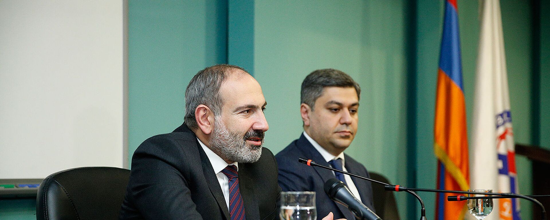 Премьер-министр Никол Пашинян в сопровождении президента ФФА Артура Ванецяна посетил академию футбола (25 марта 2019). Еревaн  - Sputnik Արմենիա, 1920, 16.04.2021