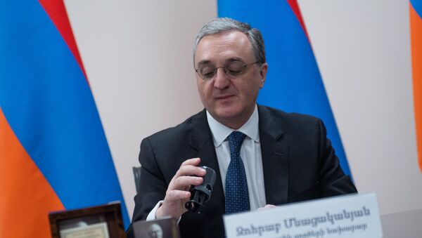 Министр иностранных дел Зограб Мнацаканян на торжественной церемонии гашения марки 15-летие Галуста Гюлбенкяна (26 марта 2019). Еревaн - Sputnik Արմենիա