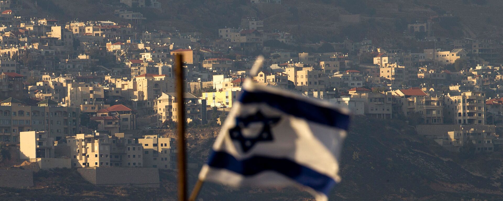 Израильский флаг на контролируемых Израилем Голанских высотах (11 октября 2018). Деревня Мадждаль Шамс - Sputnik Արմենիա, 1920, 14.12.2021