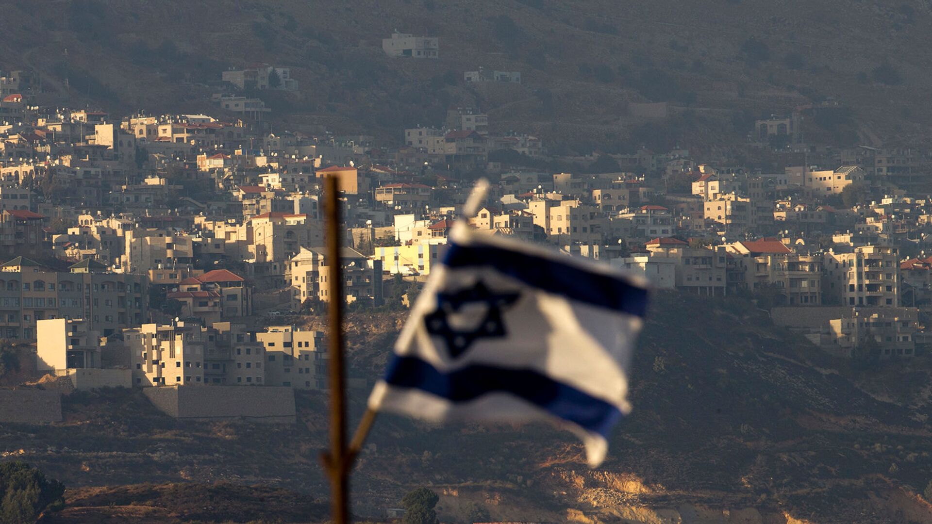 Израильский флаг на контролируемых Израилем Голанских высотах (11 октября 2018). Деревня Мадждаль Шамс - Sputnik Армения, 1920, 20.08.2023