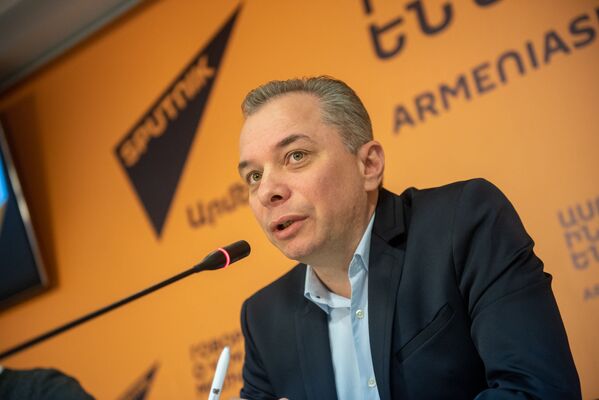 Руководитель Sputnik Армения Дмитрий Писаренко на учебном проекте SputnikPro (27 марта 2019). Еревaн Руководитель Sputnik Армения Дмитрий Писаренко на учебном проекте SputnikPro (27 марта 2019). Еревaн - Sputnik Армения