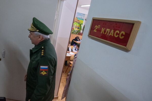 Учителя школ Минобороны России в Гюмри и Ереване награждены медалями Учителя школ Минобороны России в Гюмри и Ереване награждены медалями - Sputnik Армения