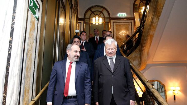 Премьер-министр Армении Никол Пашинян и личный представитель действующего председателя ОБСЕ, посол Анджей Каспрчик перед началом встречи с президентом Азербайджана Ильхамом Алиевом (29 марта 2019). Вена - Sputnik Армения