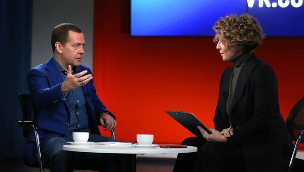  Председатель правительства РФ Дмитрий Медведев и телеведущая Яна Чурикова - Sputnik Армения