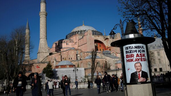 Предвыборный баннер президента Турции Тайипа Эрдогана около собора Святой Софии Византийской эпохи (28 марта 2019). Стамбул - Sputnik Արմենիա
