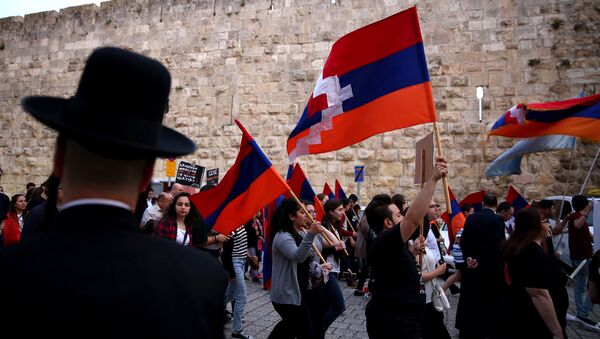 Члены армянской общины с флагами Армении и Карабаха на улицах Старого города (23 апреля 2016). Иерусалим - Sputnik Армения