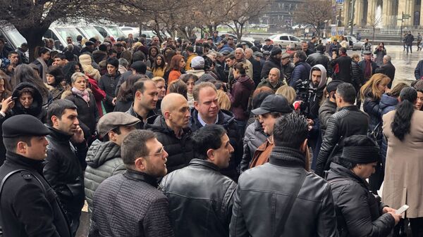 Акция протеста перед Домом правительства (1 апреля 2019). Еревaн - Sputnik Армения