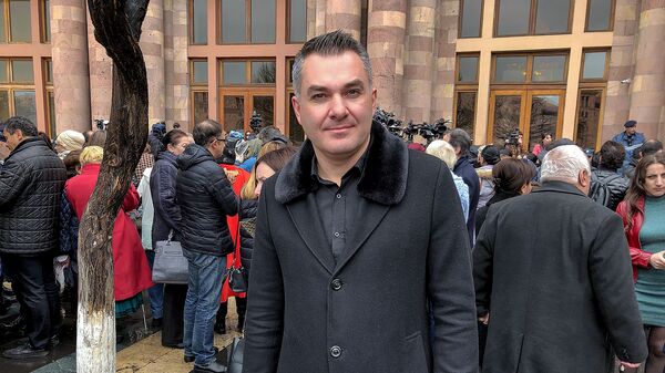 Армен Саркисян на акции протеста у Дома правительства (1 апреля 2019). Еревaн - Sputnik Армения