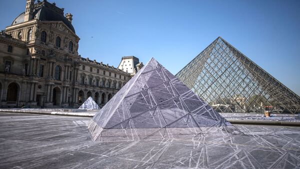 Инсталляция на пирамиде Лувра в честь её 30-летия - Sputnik Արմենիա