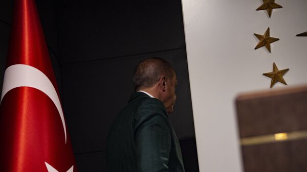 Президент Турции Тайип Эрдоган покидает пресс-конференцию после местных выборов (31 марта 2019). Стамбул - Sputnik Армения