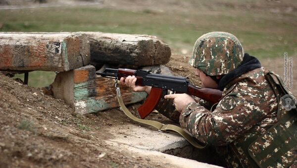 Армянские военнослужащие на тренировках по стрельбе - Sputnik Армения