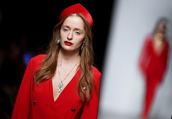 Դիզայներ Օքսանա Ֆյոդորովայի հագուստի ցուցադրությունը Mercedes-Benz Fashion Week Russia հարթակում։ - Sputnik Արմենիա