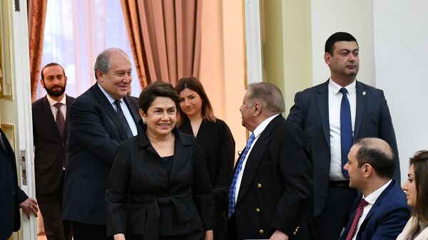 Президент Армен Саркисян и госпожа Нунэ Саркисян прибывают на сольный концерт Светланы Навасардян в Резиденции президента Армении - Доме Республики (3 апреля 2019). Еревaн - Sputnik Армения