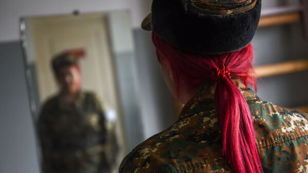 Военнослужащая женского взвода ВС Армении - Sputnik Արմենիա