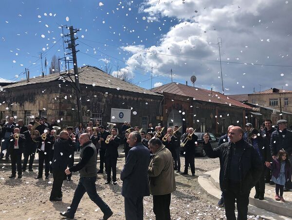 Погода в армении в апреле. Площадь города Гюмри Армения. Поселок Гюмри Армения. Флоренс Гюмри. Гюмри современный.