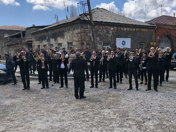 «Օր կըսենք աշխարհի կենտրոնը Գյումրի՜ն է». նախկին իշխանությունների նվերը գյումրեցիներին «Օր կըսենք աշխարհի կենտրոնը Գյումրի՜ն է». նախկին իշխանությունների նվերը գյումրեցիներին - Sputnik Արմենիա