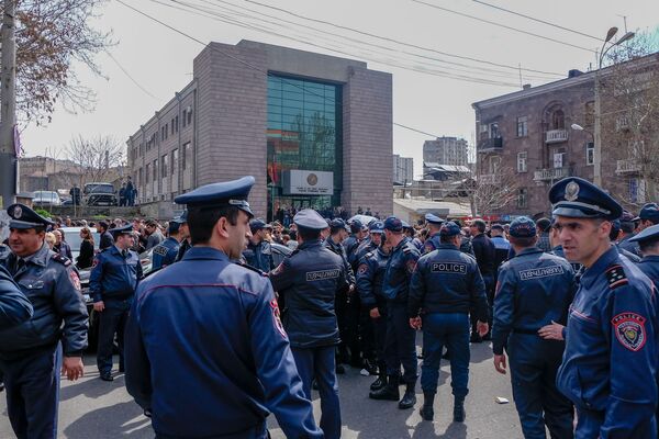 Сотрудники полиции перед зданием суда административных районов Кентрон и Норк-Мараш (8 апреля 2019). Еревaн Сотрудники полиции перед зданием суда административных районов Кентрон и Норк-Мараш (8 апреля 2019). Еревaн - Sputnik Армения
