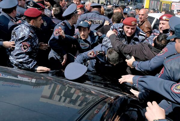 Сотрудники полиции пытаются разблокировать перекрытую улицу Тиграна Меца перед зданием суда административных районов Кентрон и Норк-Мараш (8 апреля 2019). Еревaн Сотрудники полиции пытаются разблокировать перекрытую улицу Тиграна Меца перед зданием суда административных районов Кентрон и Норк-Мараш (8 апреля 2019). Еревaн - Sputnik Армения