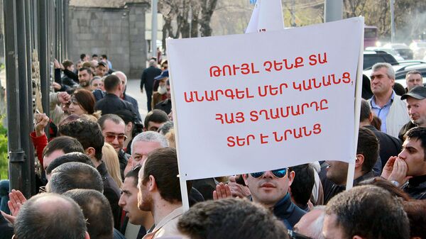 Демонстрация против ЛГБТ у парламента Армении (8 апреля 2019). Еревaн - Sputnik Армения