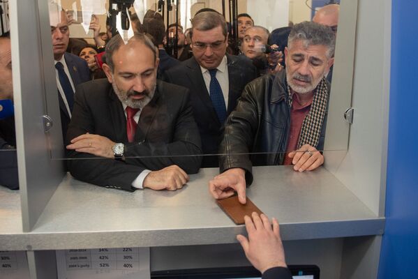 Премьер-министр Армении Никол Пашинян на Араратском таможенном терминале (9 апреля 2019). Еревaн - Sputnik Армения