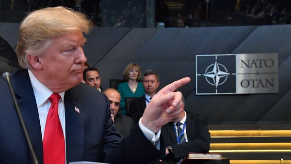 Президент США Дональд Трамп на заседании Североатлантического совета на саммите НАТО (11 июля 2018). Брюссель - Sputnik Армения