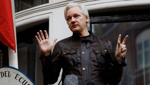 Основатель WikiLeaks Джулиан Ассанж на балконе посольства Эквадора в Великобритании (19 мая 2017). Лондон - Sputnik Армения