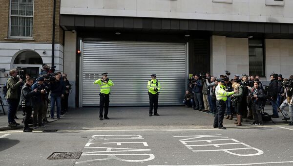 Полицейские освобождают дорогу в Вестминстерский магистратскый суд перед приводом арестованного основателя WikiLeaks Джулиана Ассанжа (11 апреля 2019). Лондон - Sputnik Армения