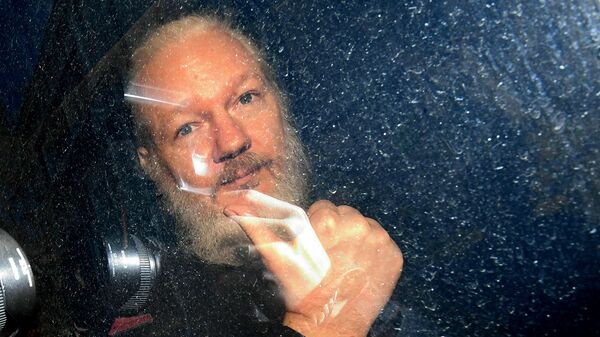 Основатель WikiLeaks Джулиан Ассанж в полицейском автомобиле (11 апреля 2019). Лондон - Sputnik Արմենիա